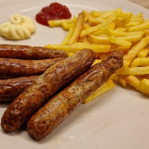 Bratwurst z air fryera z frytkami