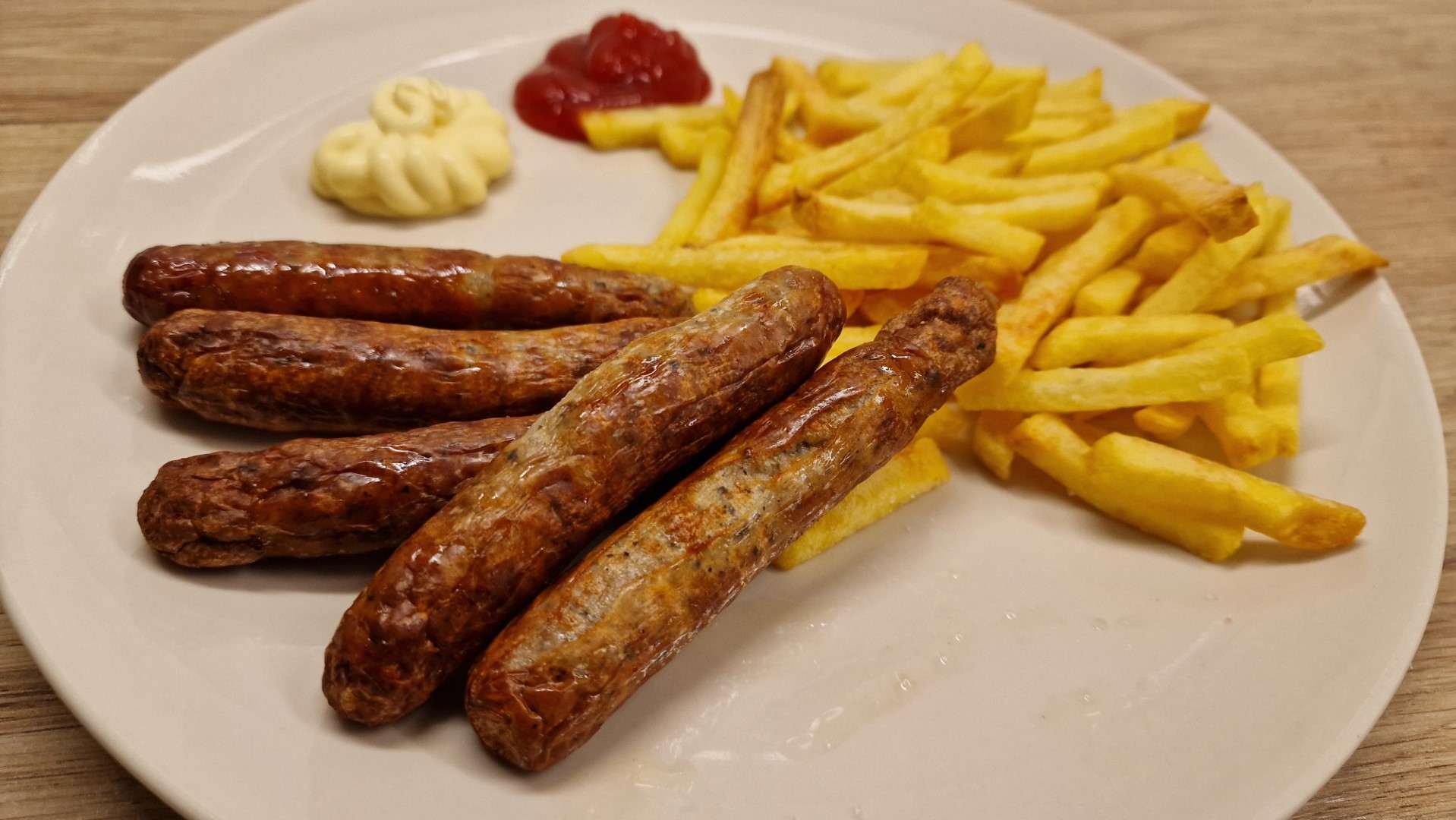 Bratwurst z air fryera z frytkami