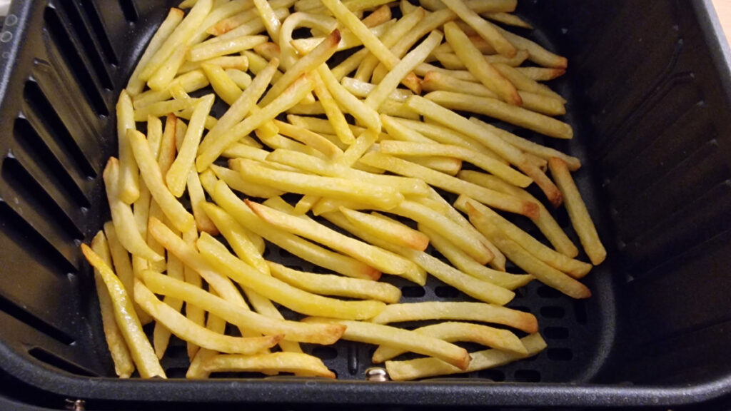 Frytki w koszyku air fryer