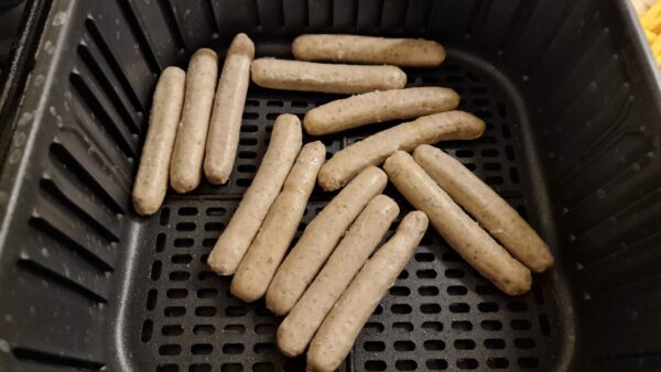 Przygotowanie bratwursta w air fryerze – krok 1