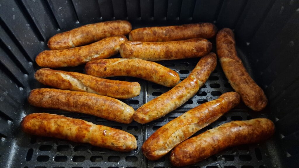 Przygotowanie bratwursta w air fryerze – krok 2
