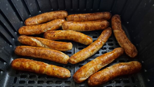 Przygotowanie bratwursta w air fryerze – krok 2