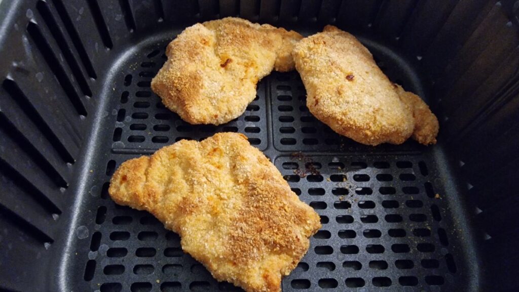 Przygotowanie kotleta schabowego w air fryerze – krok 3